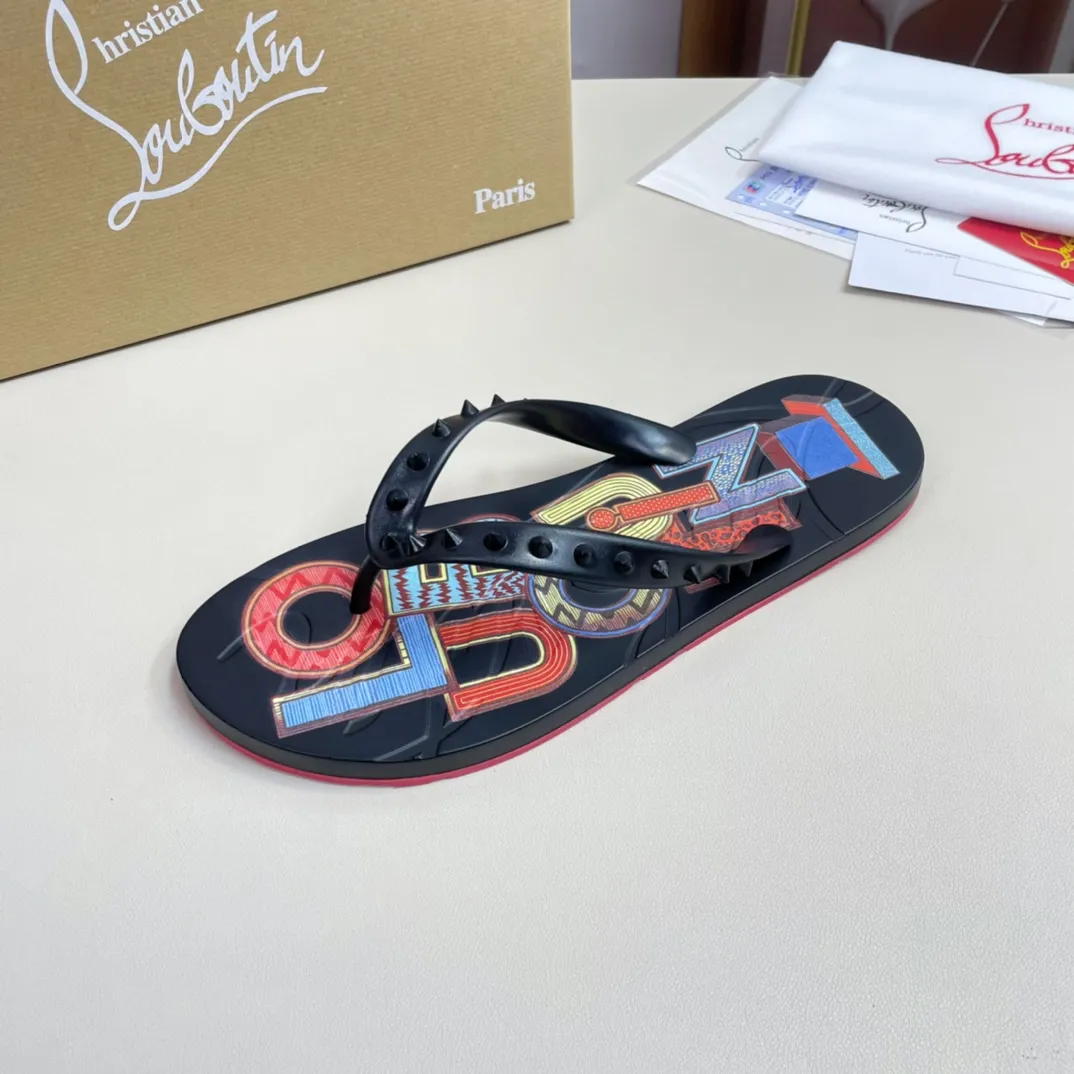 [CL red sole shoes] P: 280💰 size 38-45 Men’s classic slippers, made on the official website 1:1, the original factory specializes in original materials ➖ OEM 3D printing pattern production ➖ Original ultra-light anti-slip outsole. Super fashionable and super comfortable, handsome on the feet, a must-have for men in summer! !